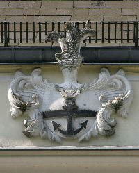 Herb rodu von Lettow na fasadzie pałacu