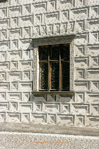Sgraffito-Dekor an der Fassade des